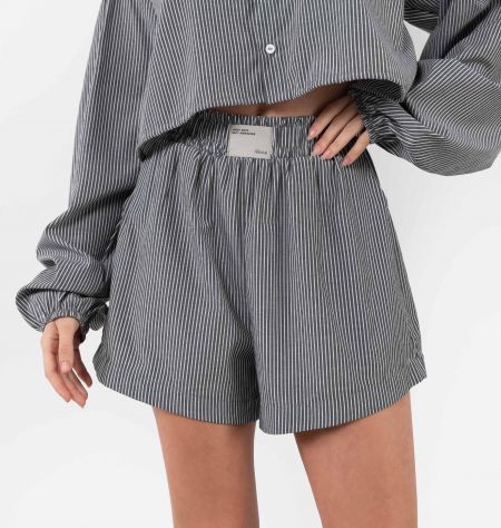 Short Listrado Com Bolso Lateral